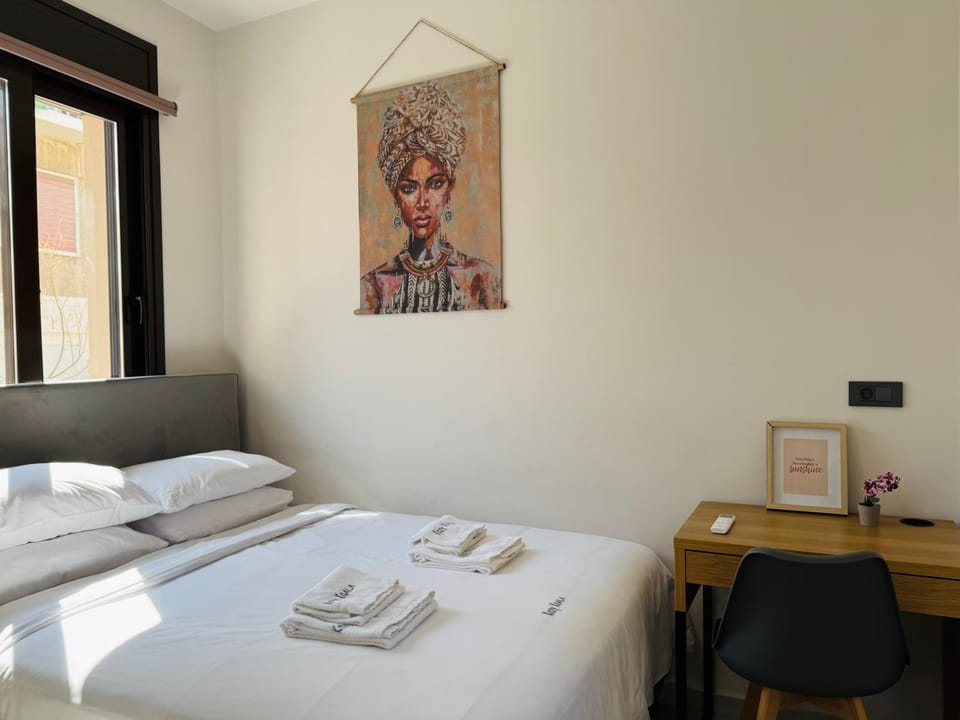 Bed, Photo of the whole room, Bedroom, towels