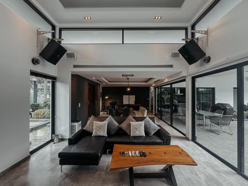 Communal lounge/ TV room, TV and multimedia, Living room, Seating area, Evening entertainment, air conditioner