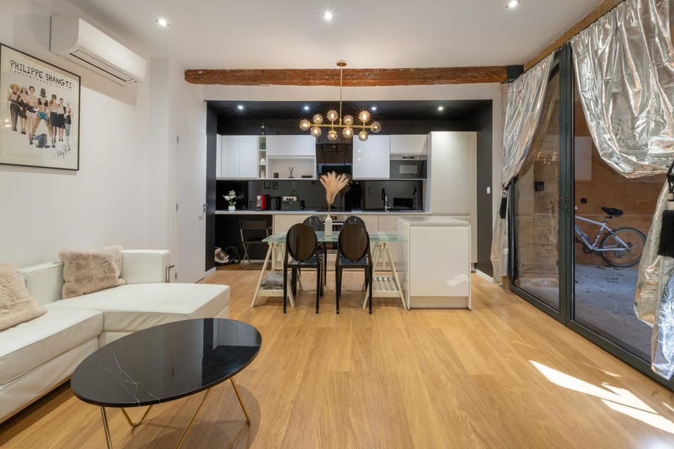 Kitchen or kitchenette, Living room, Seating area, Dining area, stove, kitchen, air conditioner