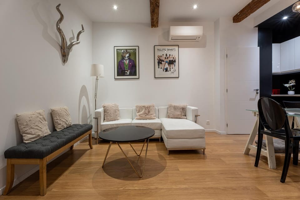 Communal lounge/ TV room, Living room, Seating area, air conditioner