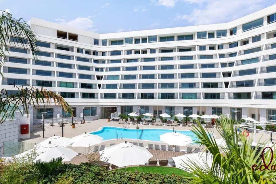 Property building, Swimming pool, sunbed