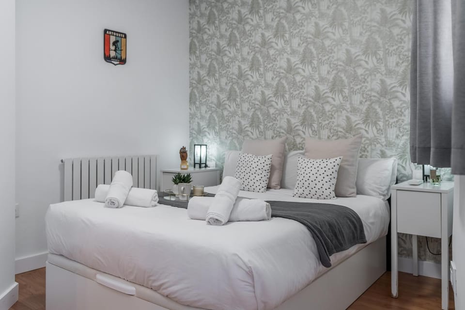 Bed, Photo of the whole room, Bedroom