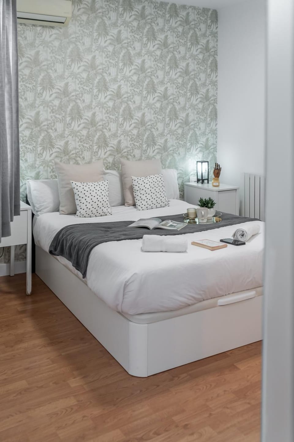 Bed, Photo of the whole room, Bedroom, air conditioner