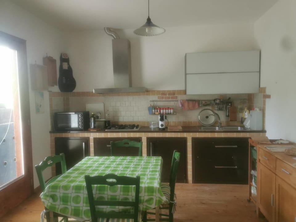 Kitchen or kitchenette, Dining area, oven, stove