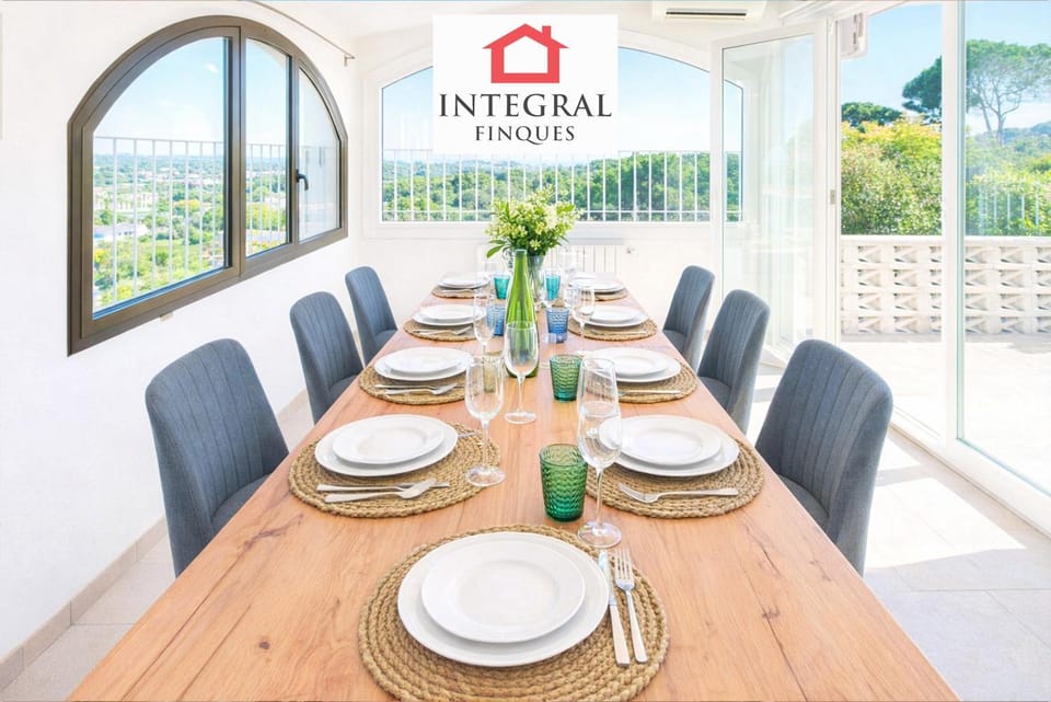 Day, Natural landscape, Dining area, furniture