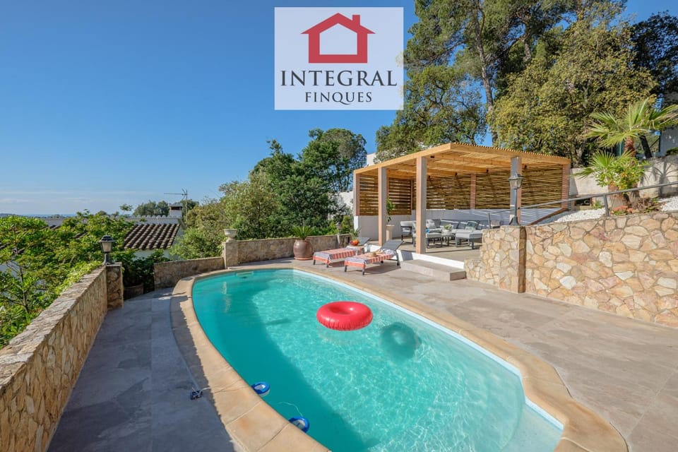 Property building, Summer, Swimming pool, sunbed