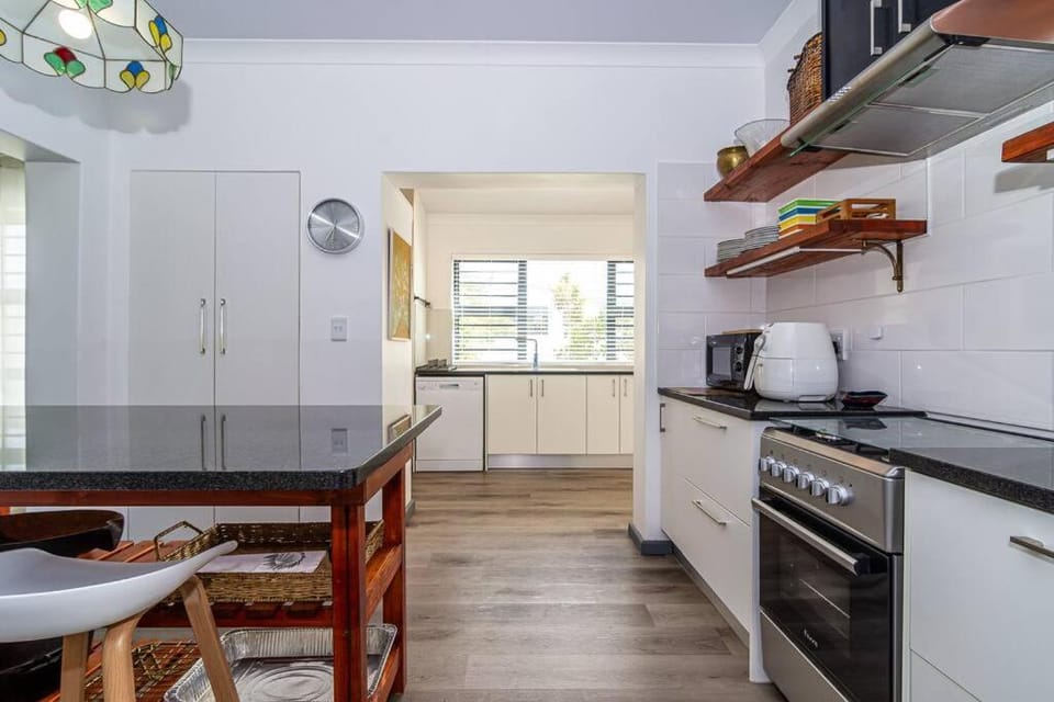 Kitchen or kitchenette, Dining area, pet friendly, stove