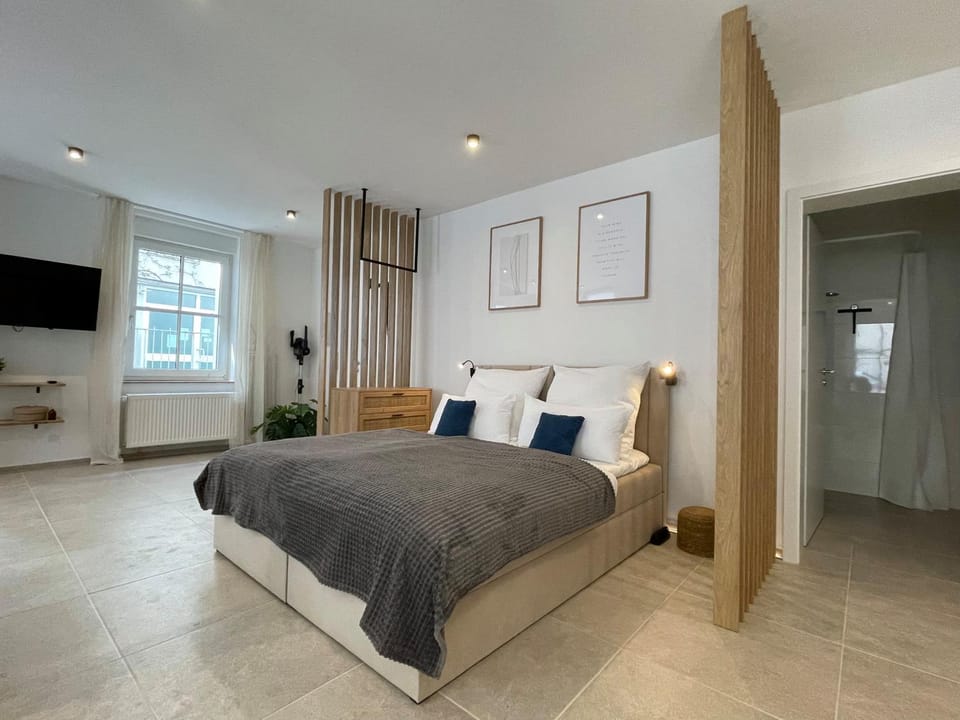 Bed, TV and multimedia, Photo of the whole room, Bedroom