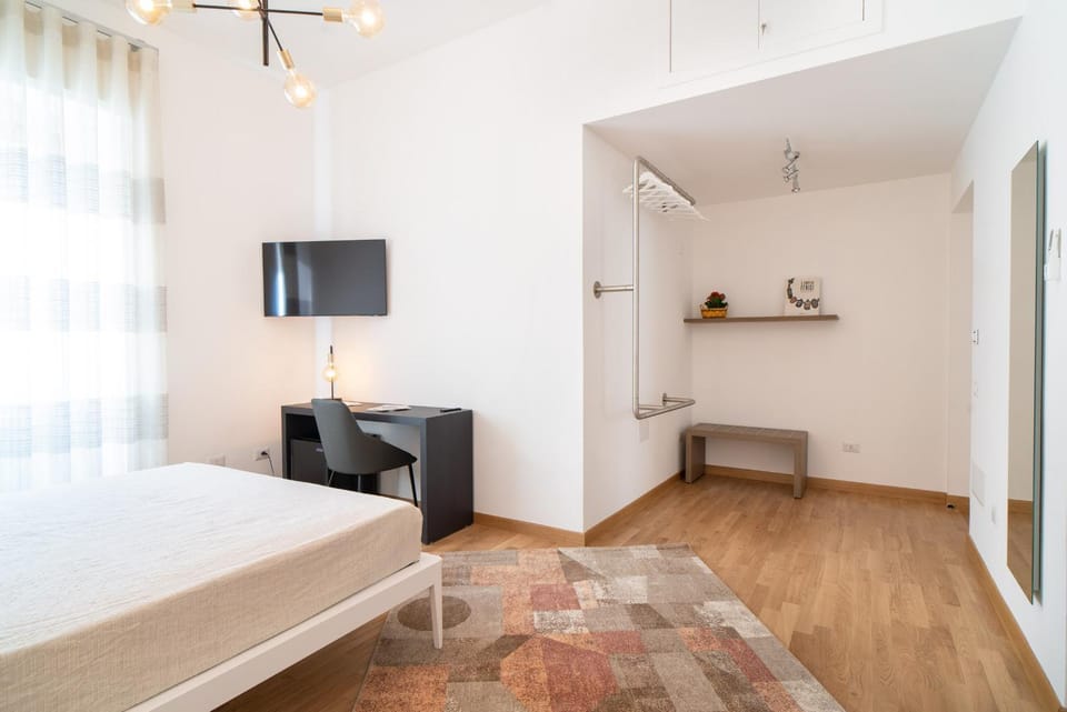 Bed, TV and multimedia, Photo of the whole room, Bedroom