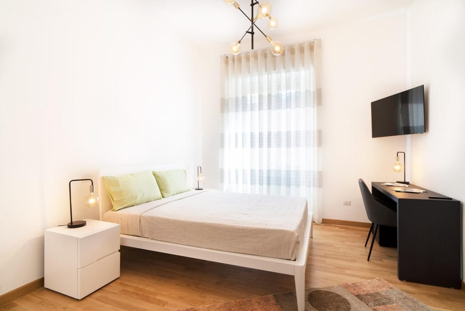 Bed, TV and multimedia, Photo of the whole room, Bedroom
