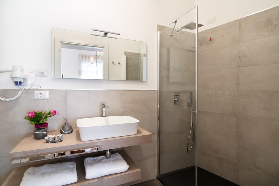 Shower, Toilet, Bathroom, towels