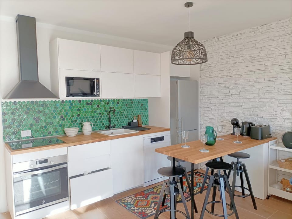 Kitchen or kitchenette, Dining area, dishwasher, minibar, pet friendly, stove, toaster