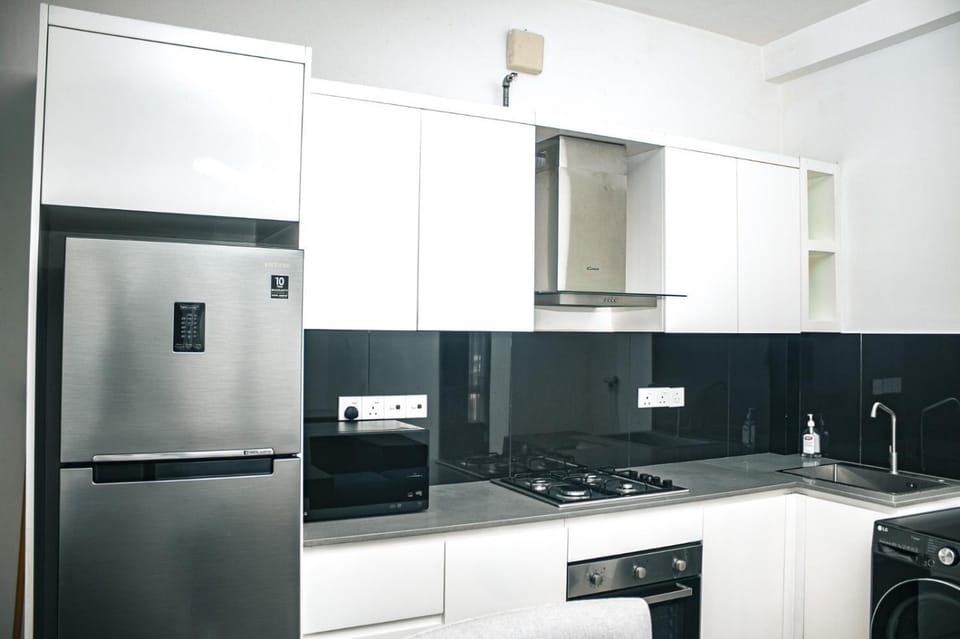 Kitchen or kitchenette, minibar