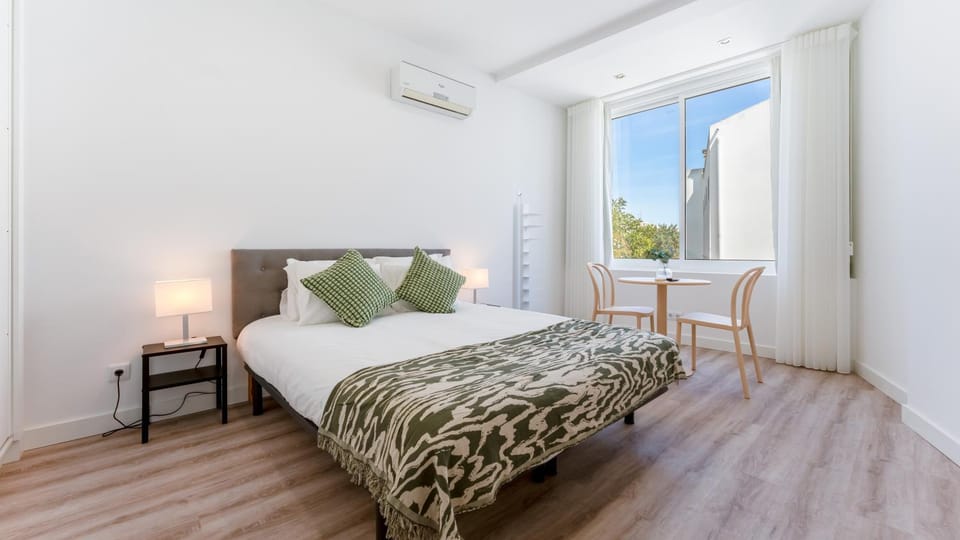 Bed, Photo of the whole room, Seating area, Bedroom, air conditioner