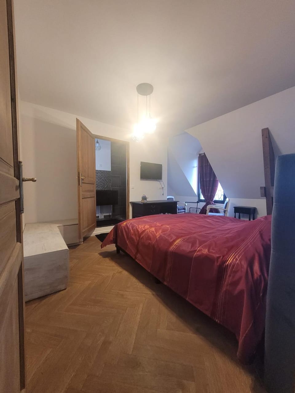 Bed, TV and multimedia, Photo of the whole room, Bedroom