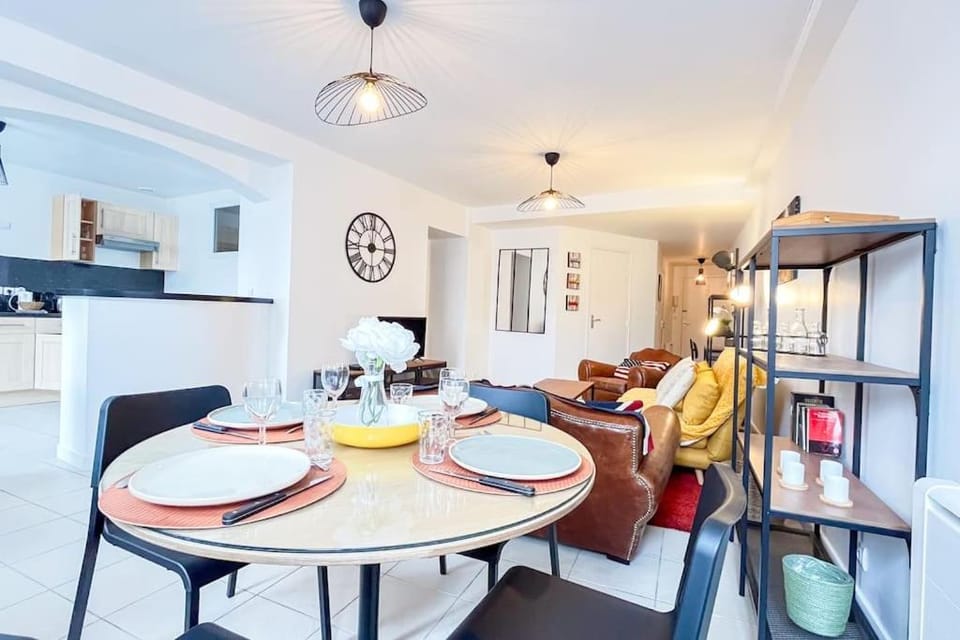 Living room, Seating area, Dining area