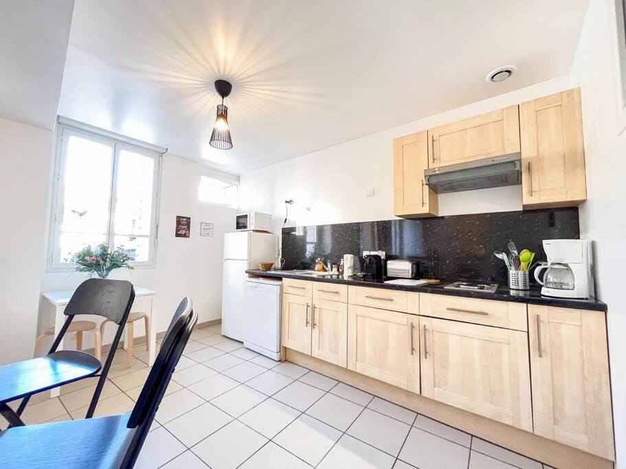 Coffee/tea facilities, Kitchen or kitchenette, Dining area, stove, toaster