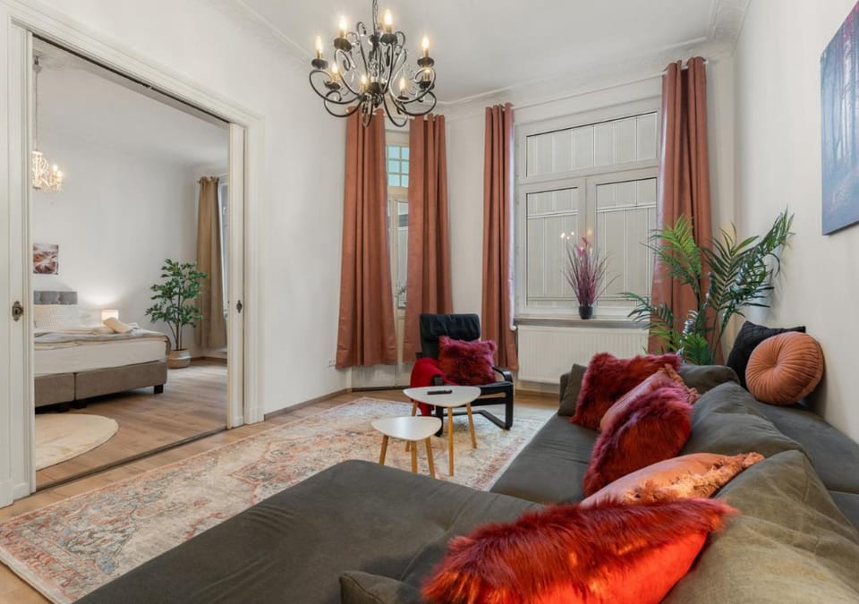 Bed, TV and multimedia, Living room, Photo of the whole room, Seating area, Bedroom