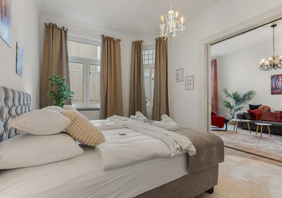 Bed, Living room, Photo of the whole room, Seating area, Bedroom