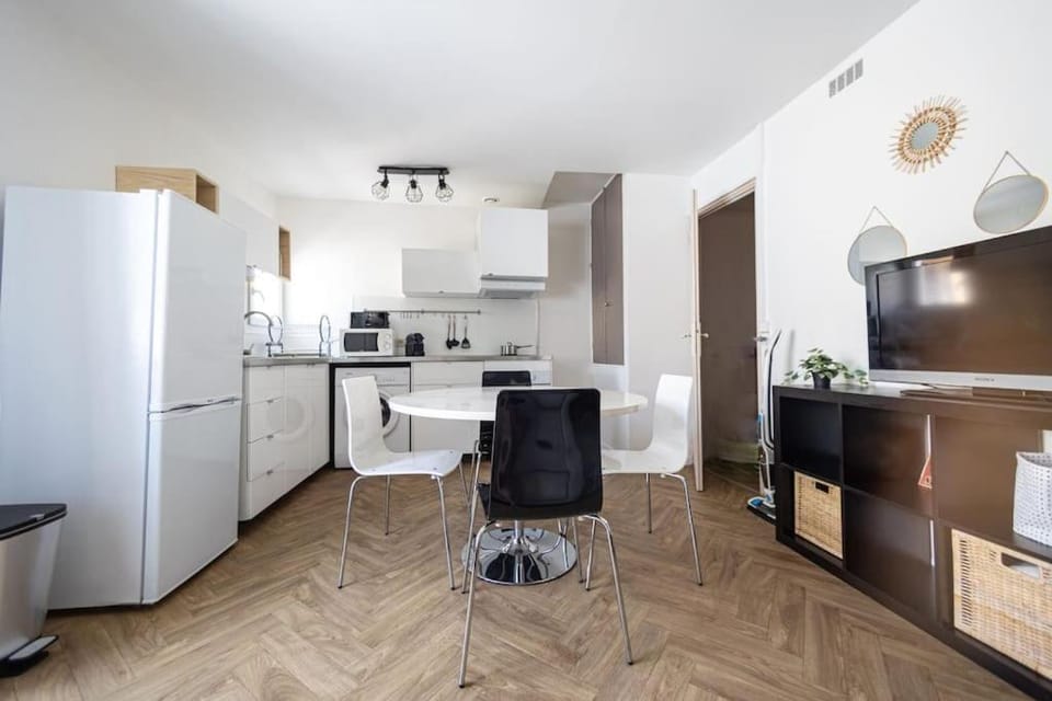 TV and multimedia, Kitchen or kitchenette, Living room, Dining area, internet, oven, stove, toaster, washing machine
