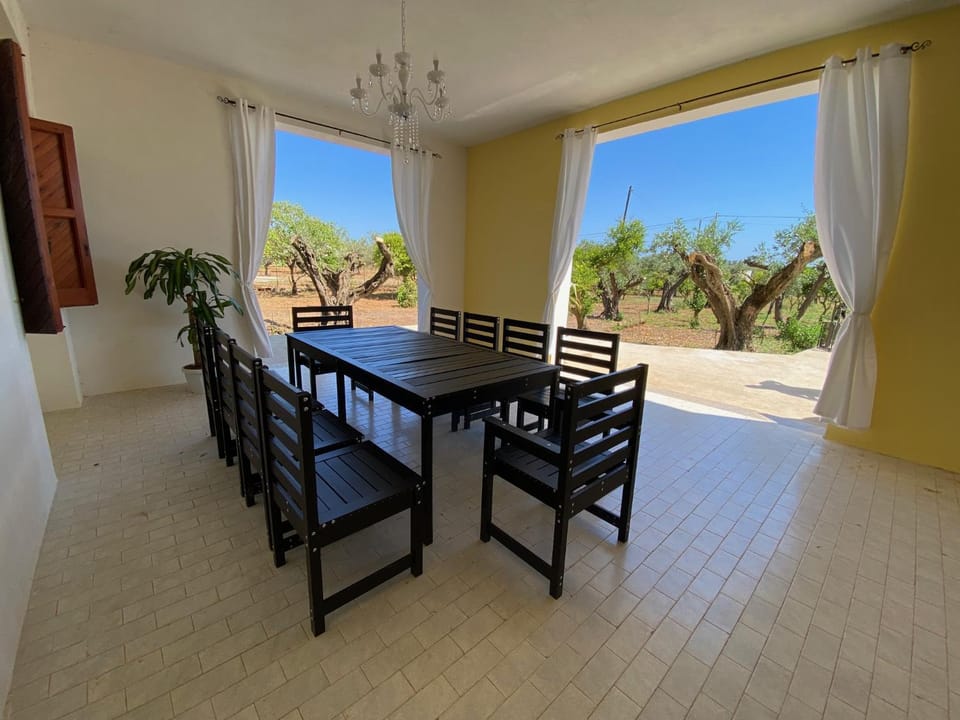 Property building, Balcony/Terrace, Dining area