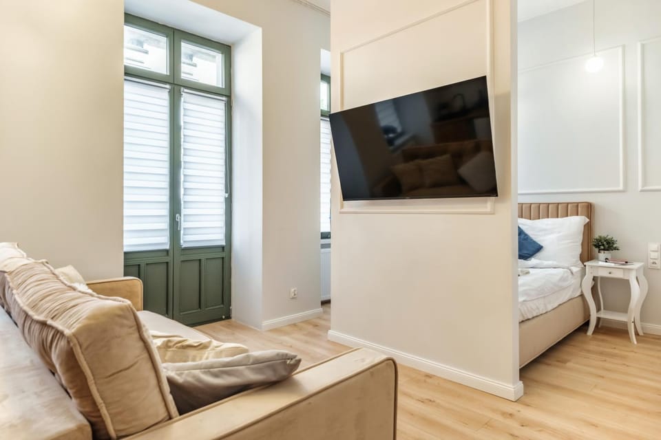 Bed, TV and multimedia, Living room, Photo of the whole room, Seating area, Bedroom