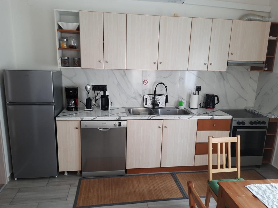 Coffee/tea facilities, Kitchen or kitchenette, dishwasher, oven, stove