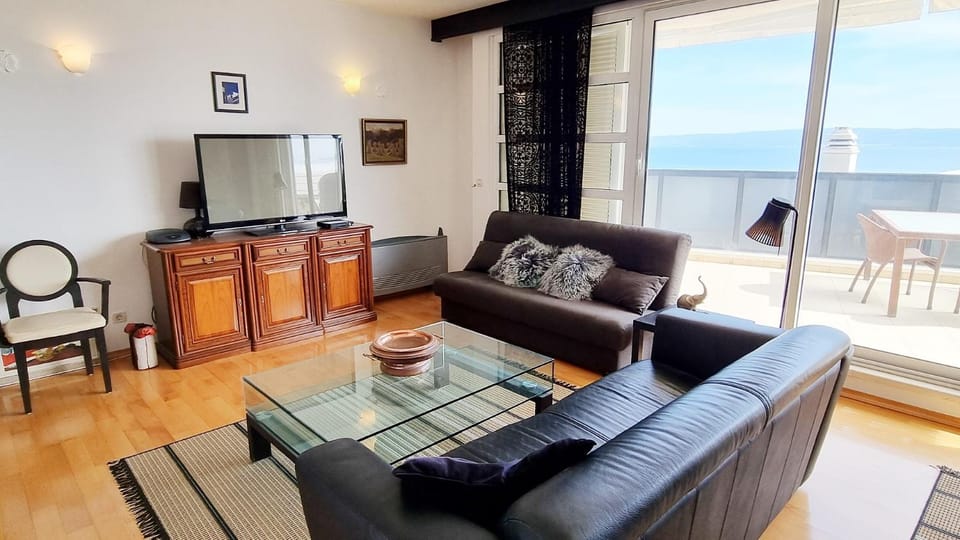TV and multimedia, Living room, Seating area, Evening entertainment, Sea view