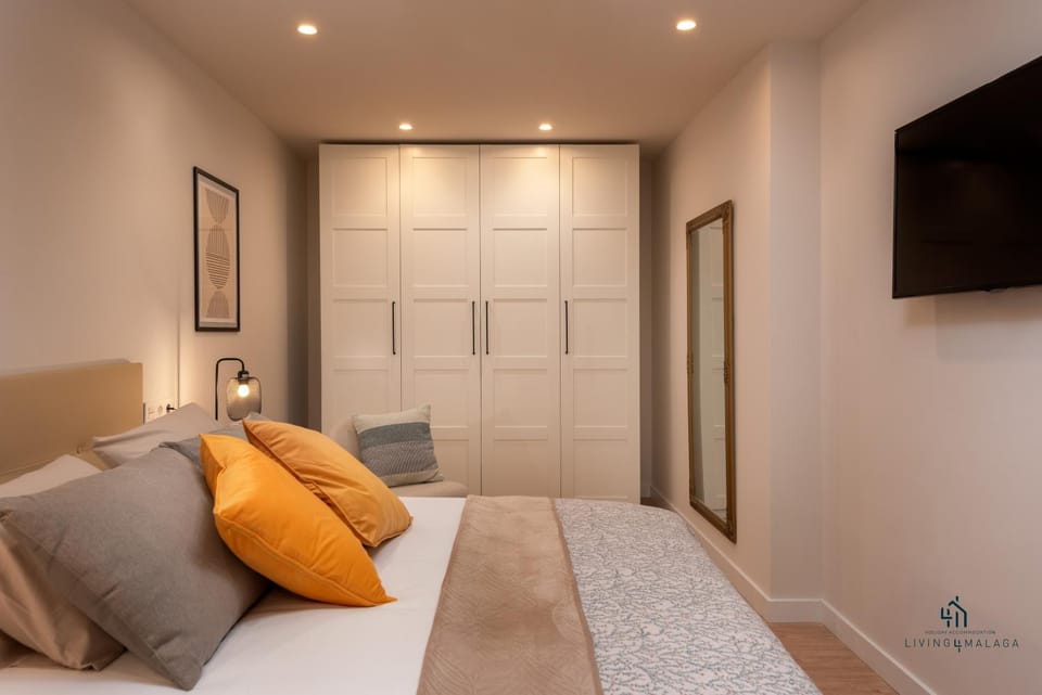 Photo of the whole room, Bedroom