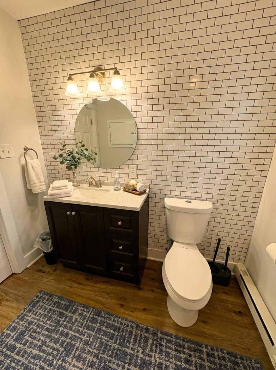 Modern Cozy walk up with King Bed Apartment in Wilmington