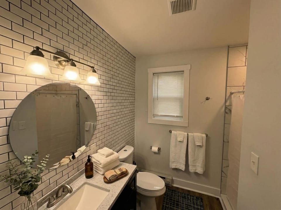 Modern Cozy walk up with King Bed Apartment in Wilmington