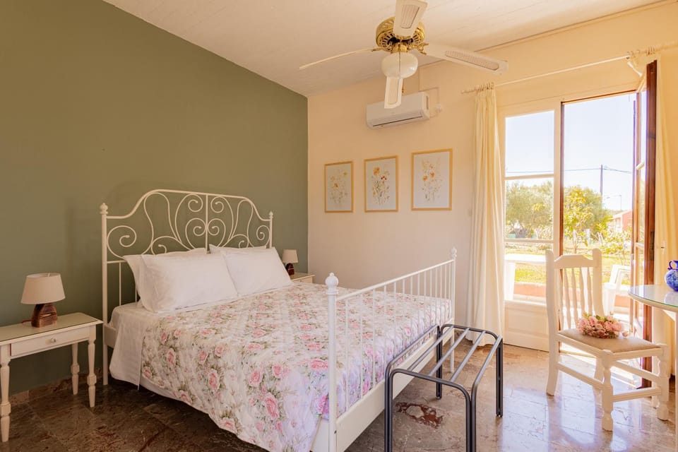 Bed, Photo of the whole room, fireplace