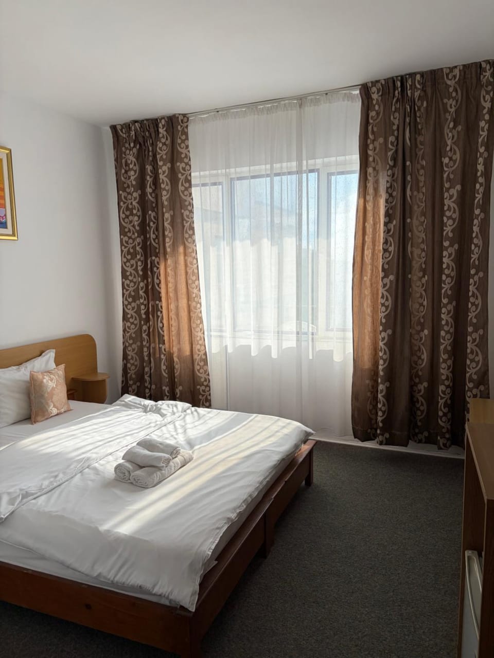 Bed, Photo of the whole room, Bedroom, minibar, towels