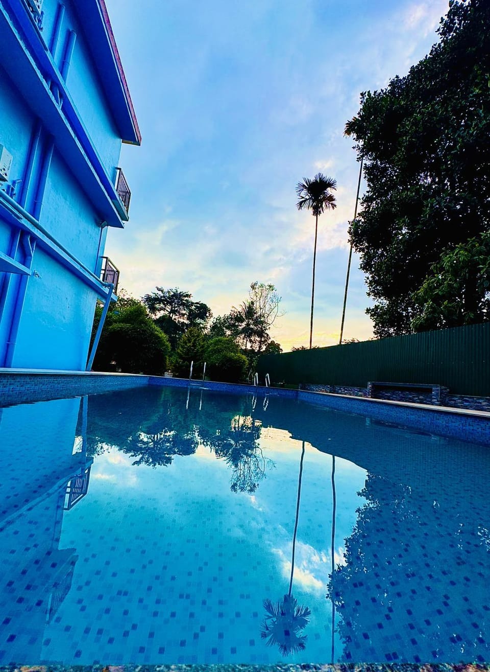 Day, Swimming pool