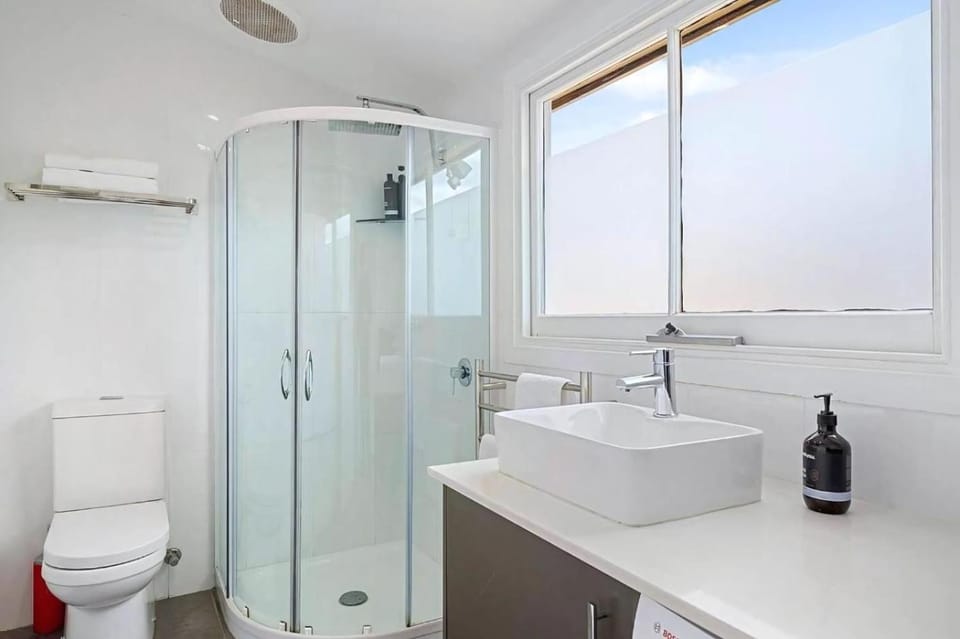 Shower, Toilet, Bathroom, towels