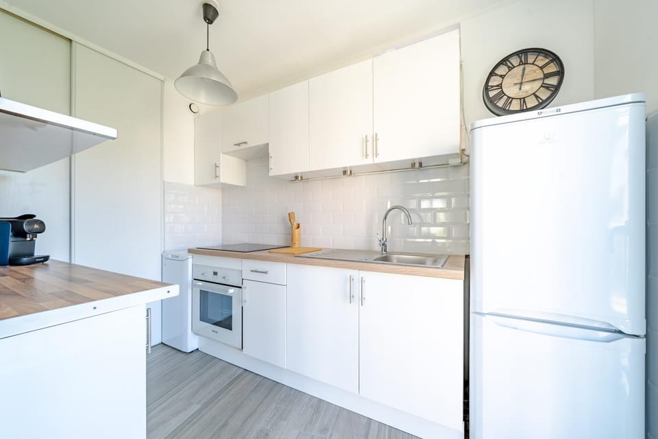 Coffee/tea facilities, minibar, stove, toaster, washing machine, kitchen