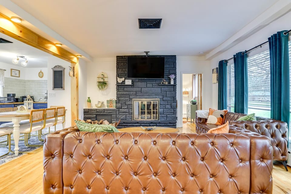 Game Room & Hot Tub! Cresco Family Home House in Pocono Mountains