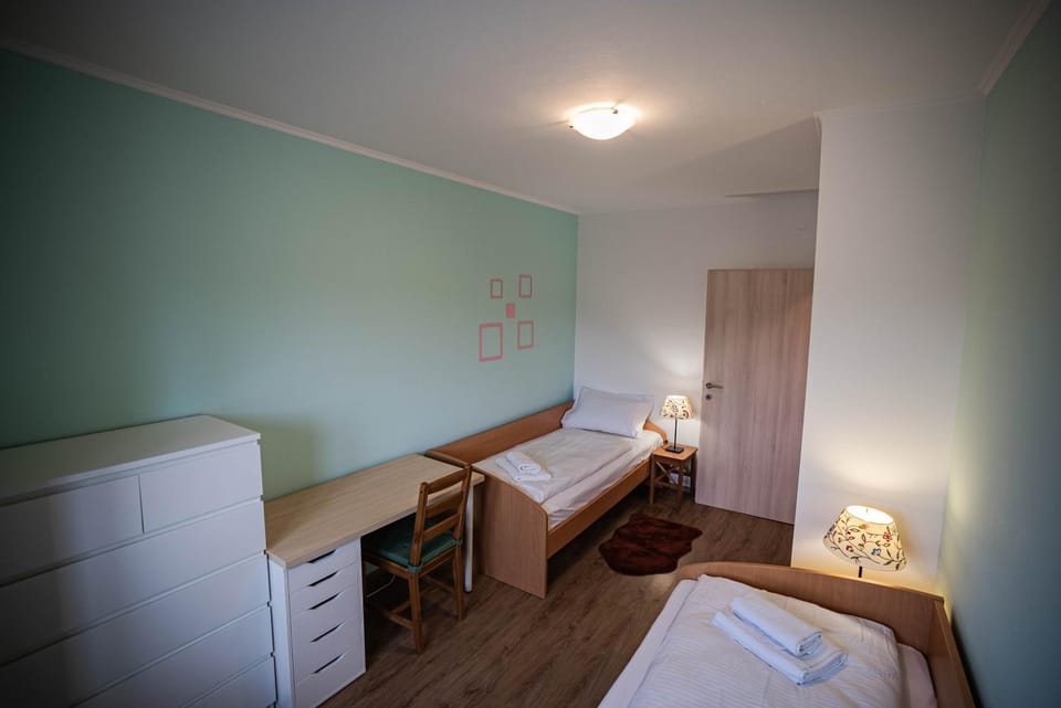 Bed, Photo of the whole room, Bedroom, hair dresser, towels