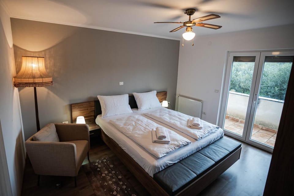 Bed, Photo of the whole room, Bedroom, fireplace, towels