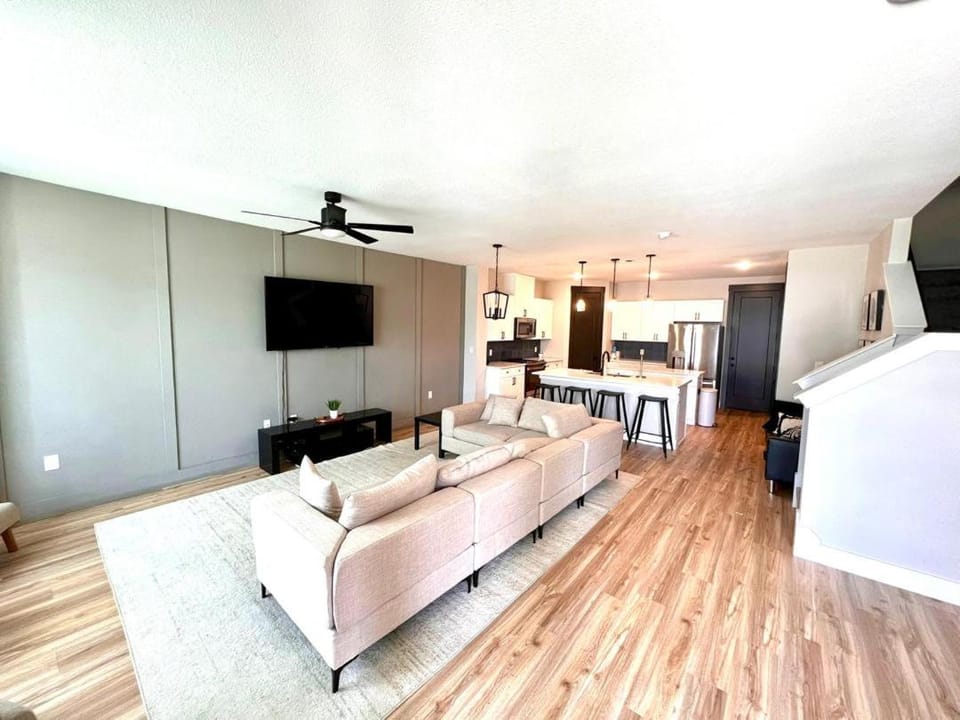 Communal lounge/ TV room, TV and multimedia, Living room, Seating area