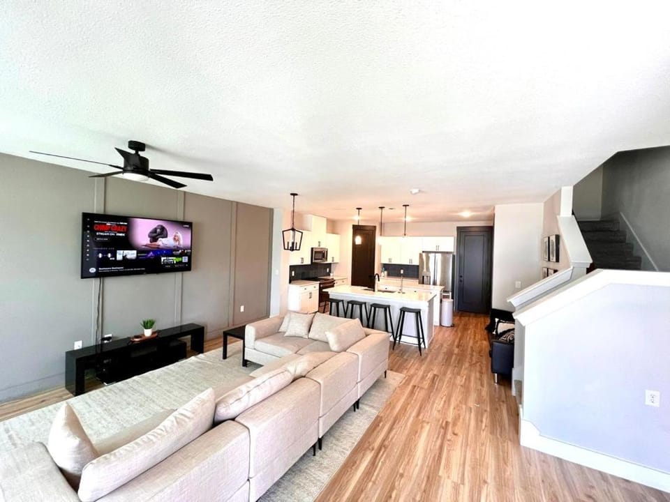 Communal lounge/ TV room, TV and multimedia, Living room, Seating area, Dining area, Evening entertainment
