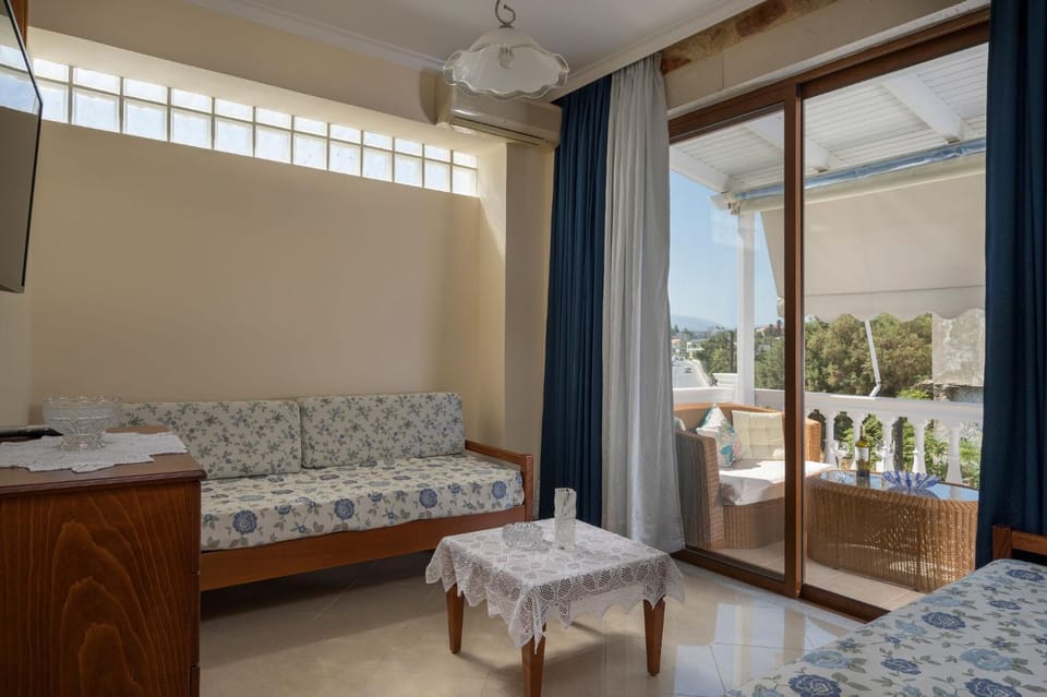 Balcony/Terrace, Living room, Seating area, air conditioner