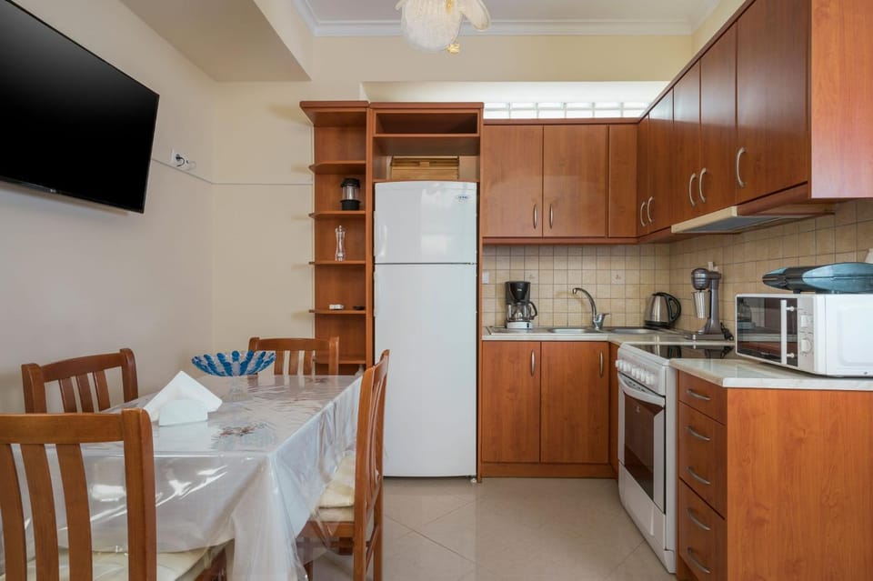 TV and multimedia, Coffee/tea facilities, Dining area, oven, stove