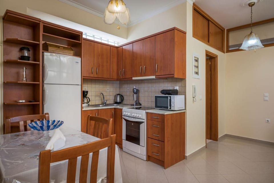 Kitchen or kitchenette, Dining area, oven, stove