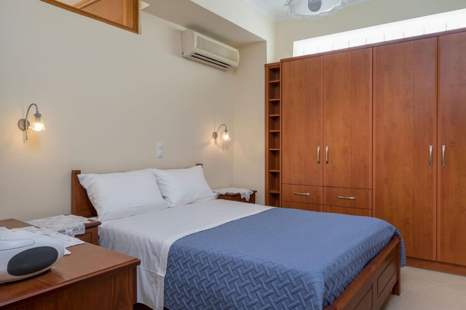 Bed, Photo of the whole room, Bedroom, wardrobe, air conditioner