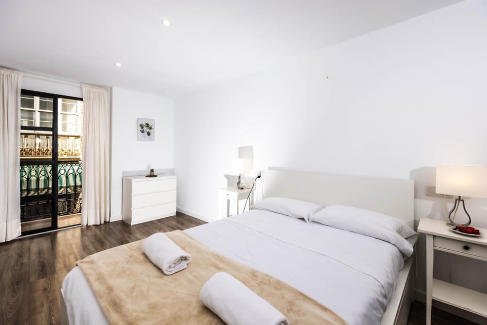Bed, Photo of the whole room, Bedroom, towels