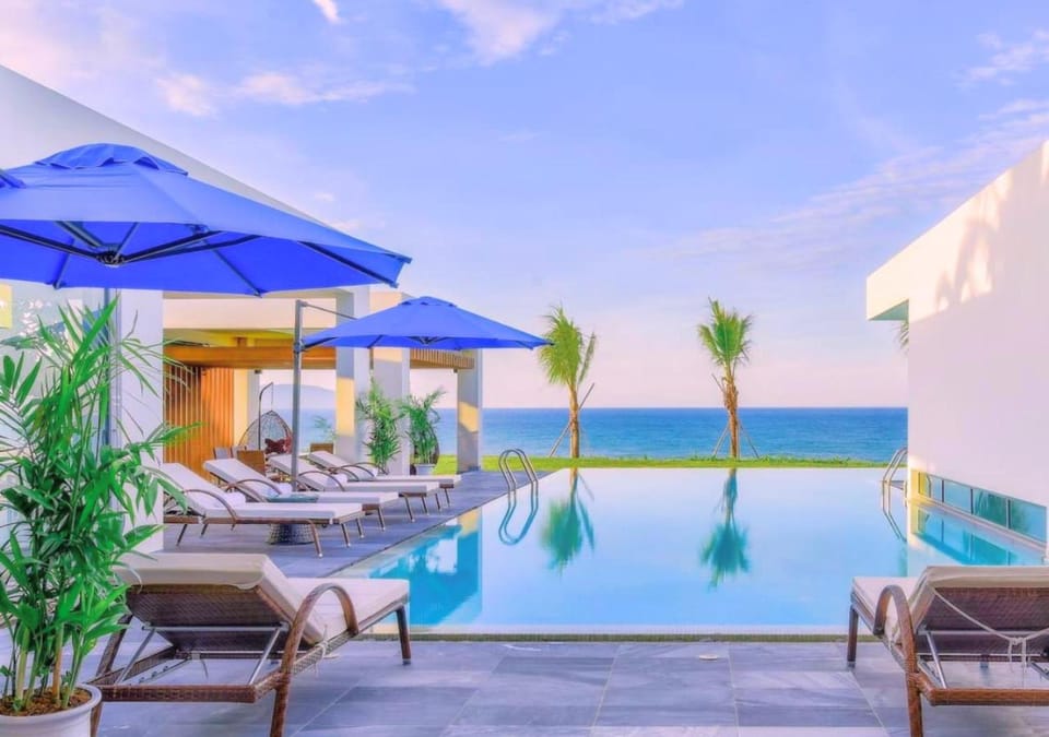 Property building, Sea view, Swimming pool
