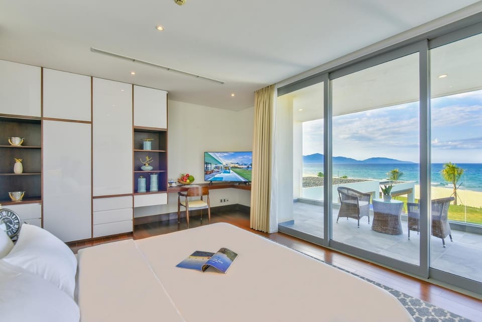 Bed, Natural landscape, TV and multimedia, Photo of the whole room, Bedroom, Sea view