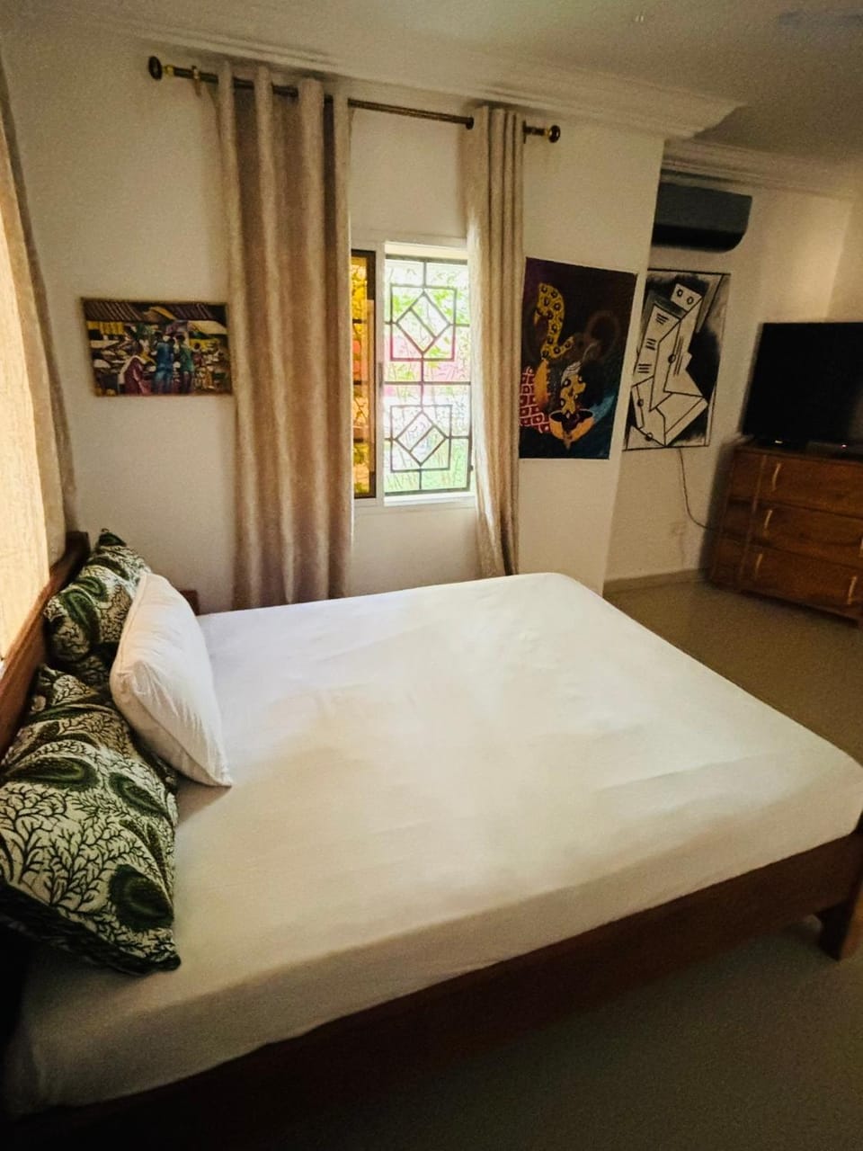 Bed, TV and multimedia, Bedroom