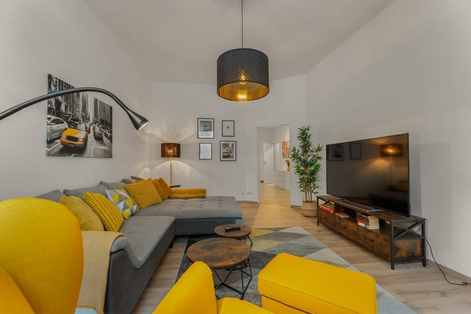 TV and multimedia, Living room, Seating area, Evening entertainment